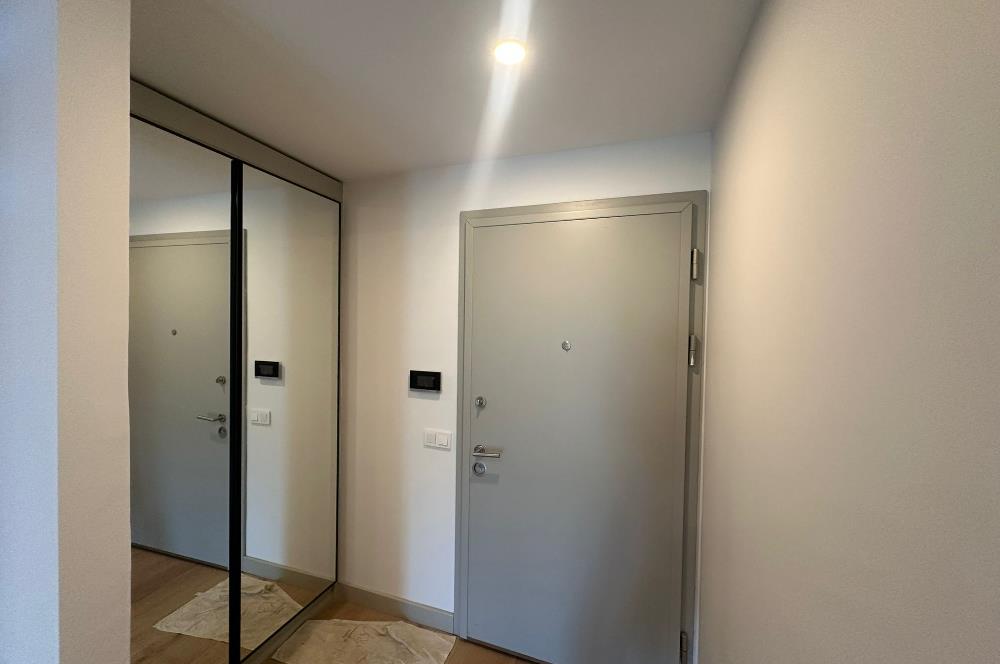 Zekeriyaköy'de site içerisinde havuzlu 4+1 köşe villa