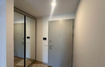 Zekeriyaköy'de site içerisinde havuzlu 4+1 köşe villa