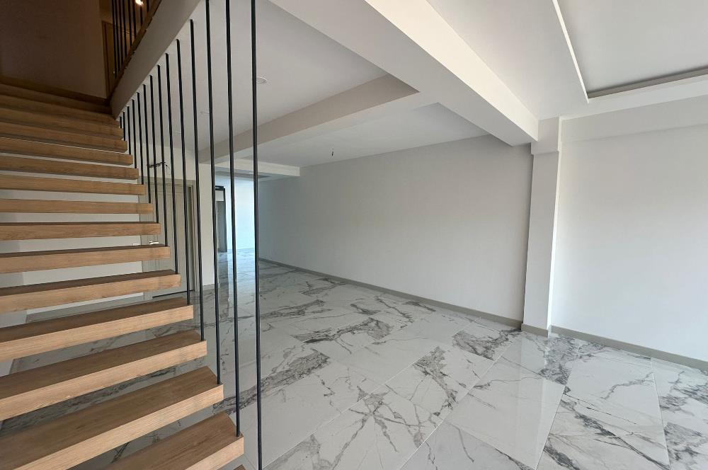Zekeriyaköy'de site içerisinde havuzlu 4+1 köşe villa