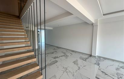 Zekeriyaköy'de site içerisinde havuzlu 4+1 köşe villa