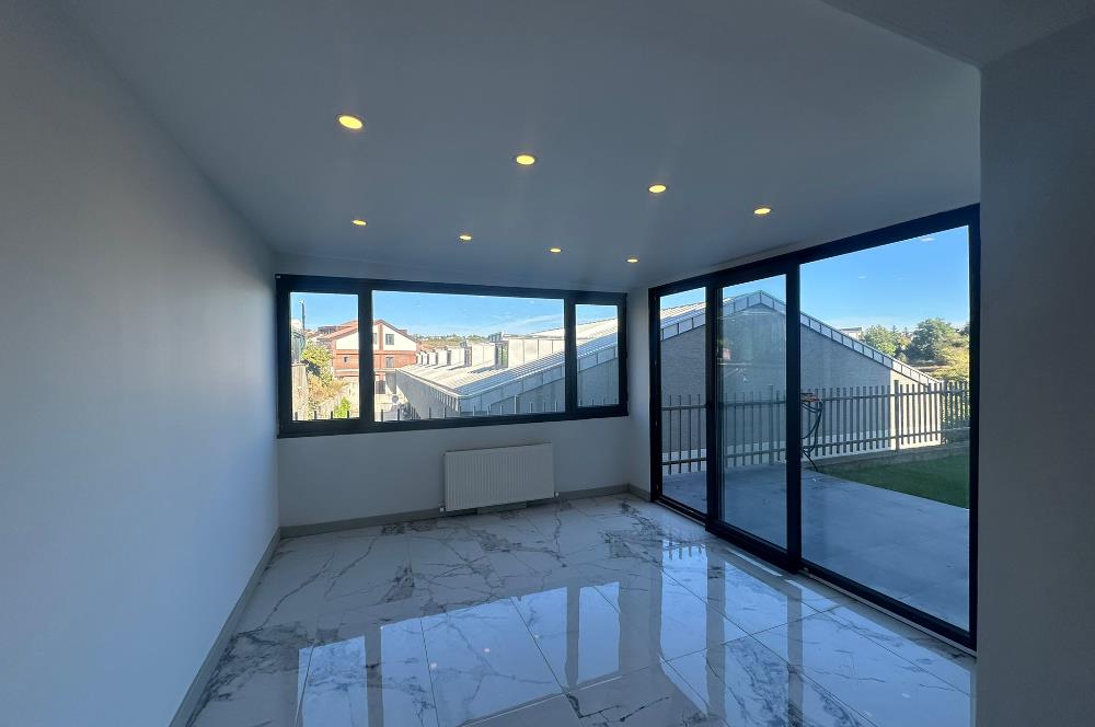 Zekeriyaköy'de site içerisinde havuzlu 4+1 köşe villa