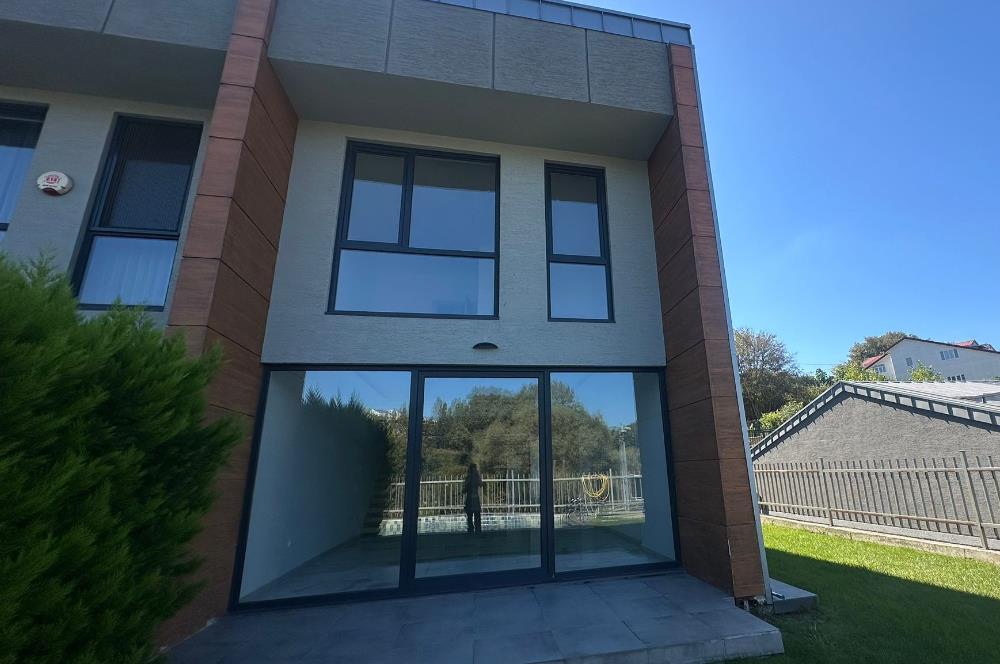 Zekeriyaköy'de site içerisinde havuzlu 4+1 köşe villa