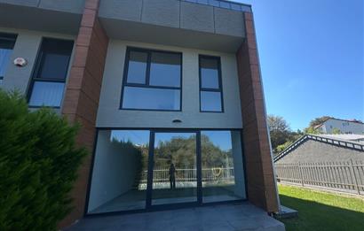 Zekeriyaköy'de site içerisinde havuzlu 4+1 köşe villa