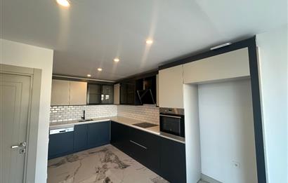 Zekeriyaköy'de site içerisinde havuzlu 4+1 köşe villa