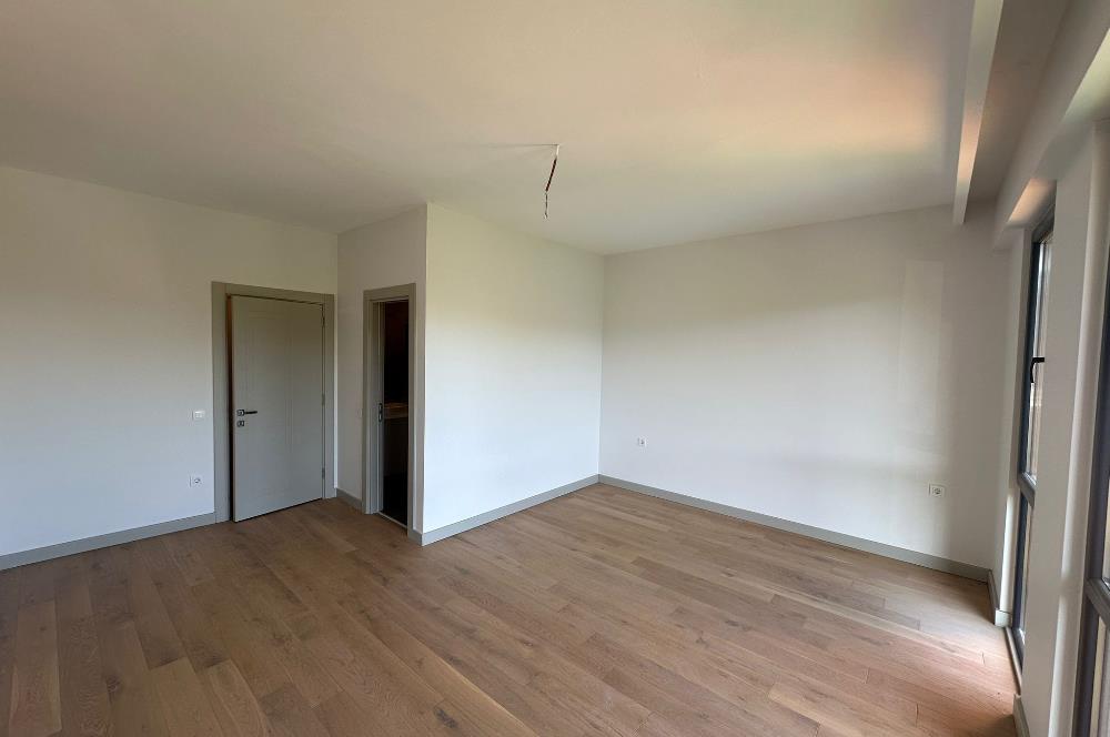 Zekeriyaköy'de site içerisinde havuzlu 4+1 köşe villa