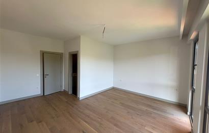 Zekeriyaköy'de site içerisinde havuzlu 4+1 köşe villa