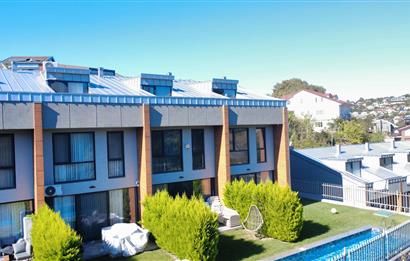 Zekeriyaköy'de site içerisinde havuzlu 4+1 köşe villa
