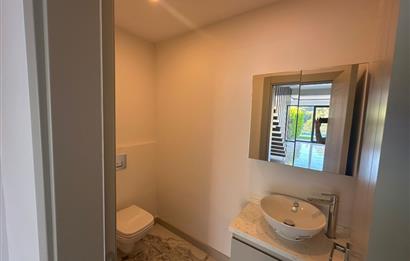Zekeriyaköy'de site içerisinde havuzlu 4+1 köşe villa