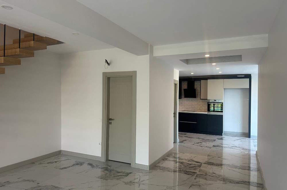 Zekeriyaköy'de site içerisinde havuzlu 4+1 köşe villa