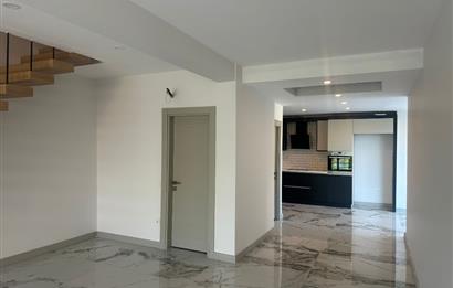Zekeriyaköy'de site içerisinde havuzlu 4+1 köşe villa