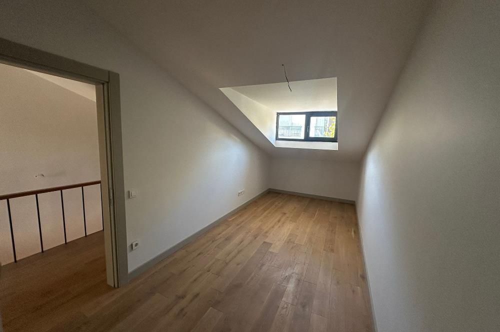 Zekeriyaköy'de site içerisinde havuzlu 4+1 köşe villa