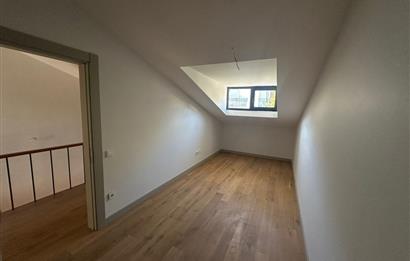 Zekeriyaköy'de site içerisinde havuzlu 4+1 köşe villa