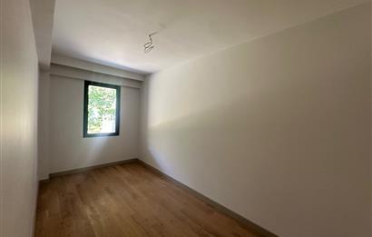 Zekeriyaköy'de site içerisinde havuzlu 4+1 köşe villa