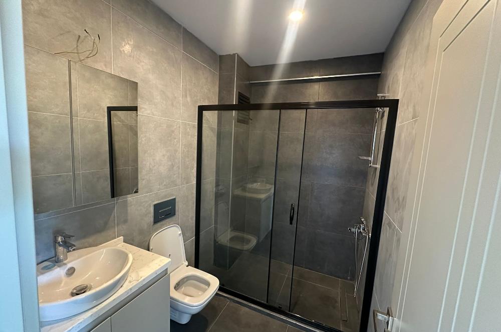 Zekeriyaköy'de site içerisinde havuzlu 4+1 köşe villa