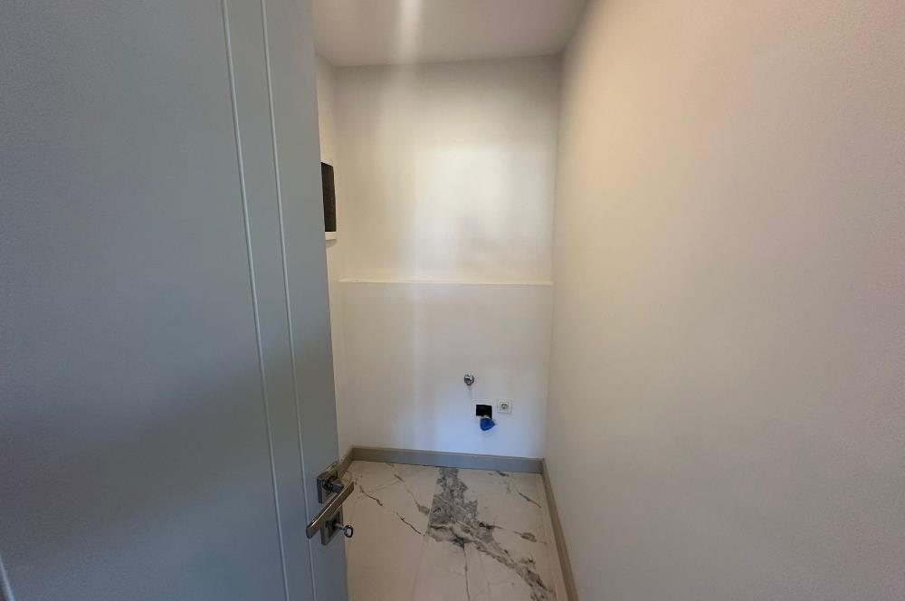 Zekeriyaköy'de site içerisinde havuzlu 4+1 köşe villa