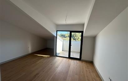 Zekeriyaköy'de site içerisinde havuzlu 4+1 köşe villa