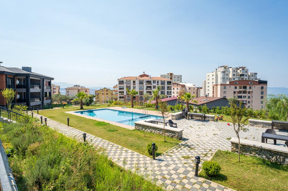 C21 Cius; Havuz ve Bahçeli Site İçerisinde Deniz Manzaralı Daire