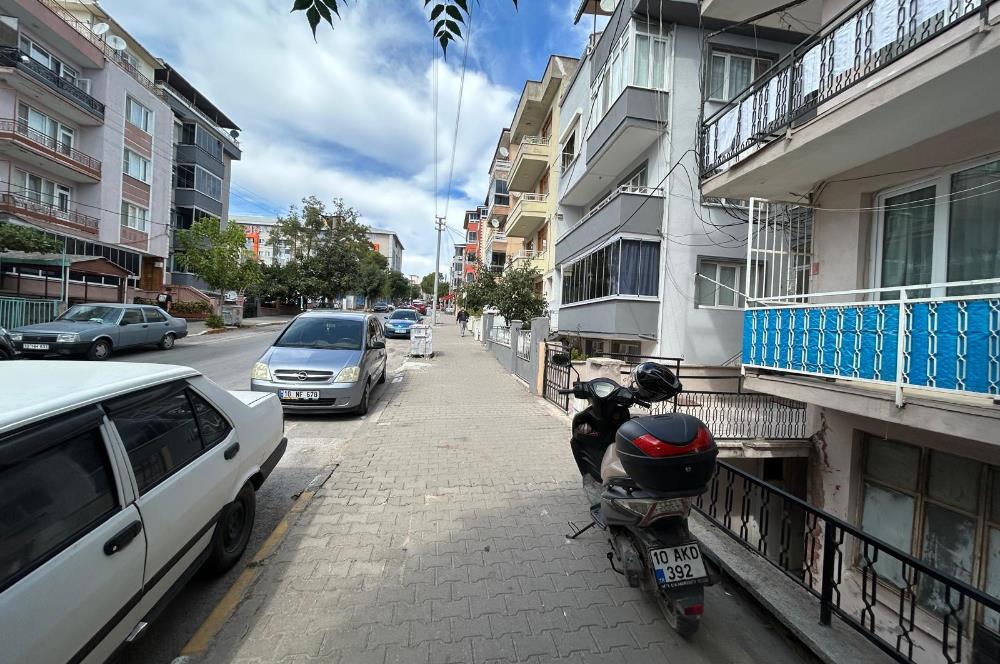 C21 BAL'DAN ALİ HİKMET PAŞA MAH. OKUL KARŞISI ÜZERİ SATILIK 2+1