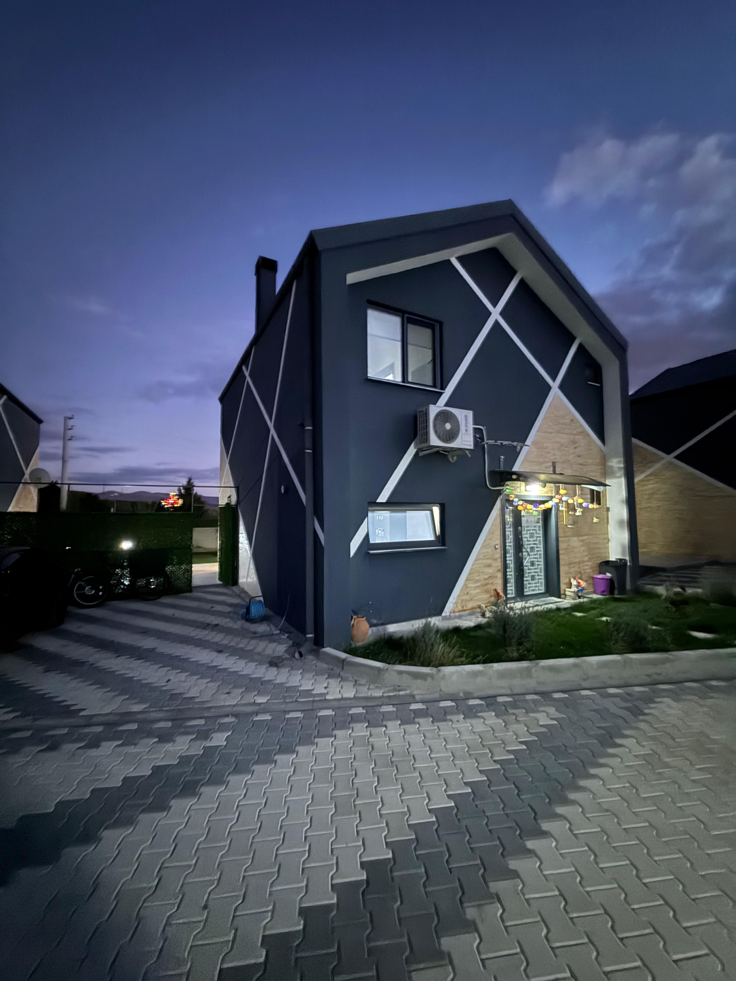 CENTURY 21 PLUS'DAN VİLLA DE GÖL SİTESİNDE SATILIK EŞYALI VİLLA
