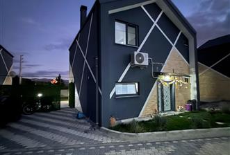 CENTURY 21 PLUS'DAN VİLLA DE GÖL SİTESİNDE SATILIK EŞYALI VİLLA