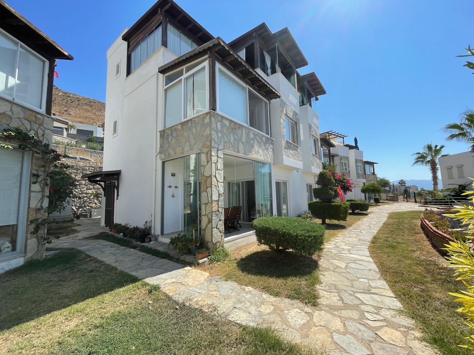 Turgutreis Yalı 2+1 Satılık Havuzlu Site İçerisinde Bahçekatı Daire 