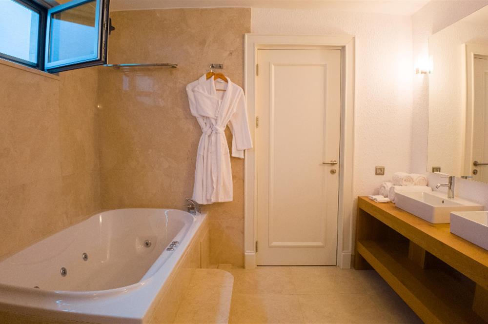 Bodrum Torba Denize 70 metre 6+2 Eşyalı Müstakil Villa