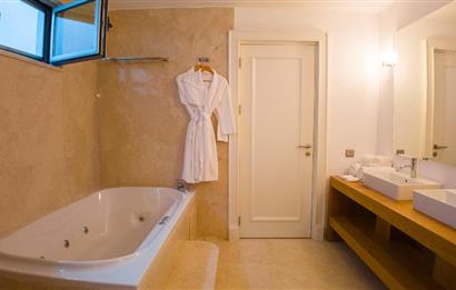 Bodrum Torba Denize 70 metre 6+2 Eşyalı Müstakil Villa