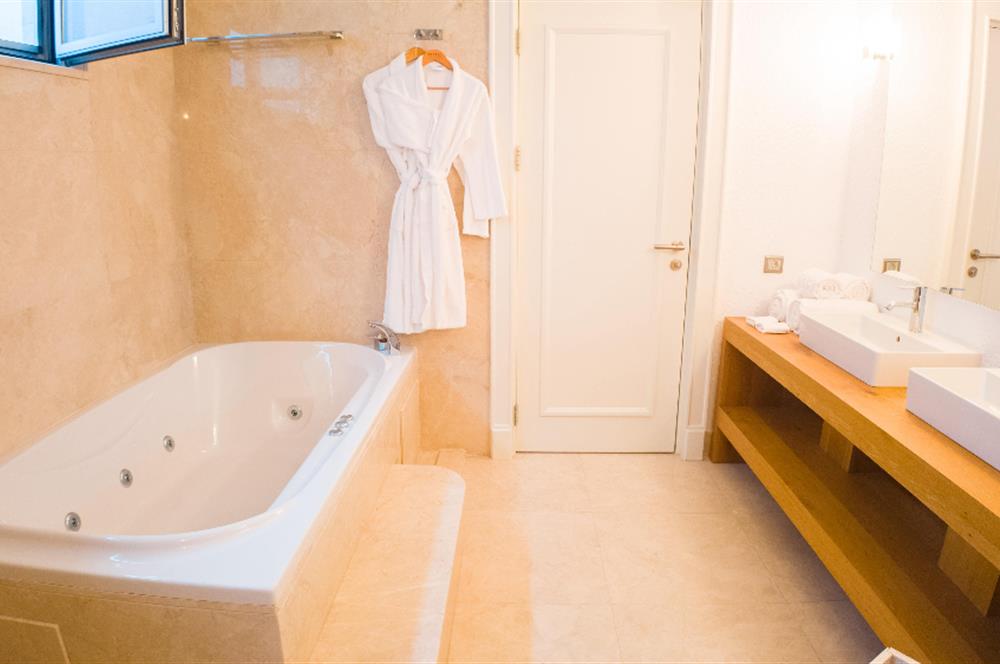 Bodrum Torba Denize 70 metre 6+2 Eşyalı Müstakil Villa