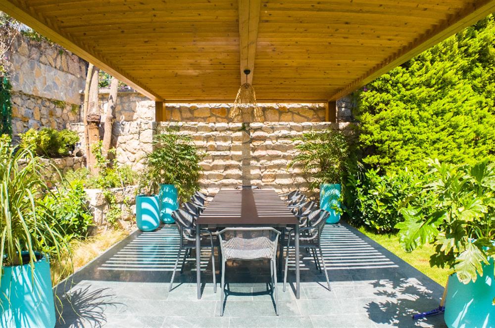 Bodrum Torba Denize 70 metre 6+2 Eşyalı Müstakil Villa