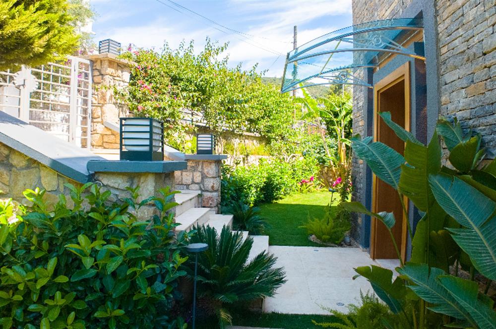 Bodrum Torba Denize 70 metre 6+2 Eşyalı Müstakil Villa