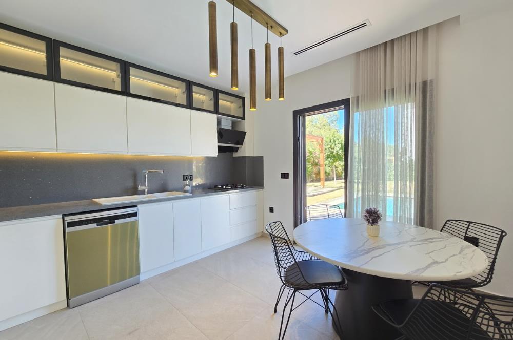 Denize yürüme mesafesinde Ormana cepheli 1.000m2 müstakil arsa içinde Deniz manzaralı 5+1 Villa