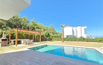 Denize yürüme mesafesinde Ormana cepheli 1.000m2 müstakil arsa içinde Deniz manzaralı 5+1 Villa