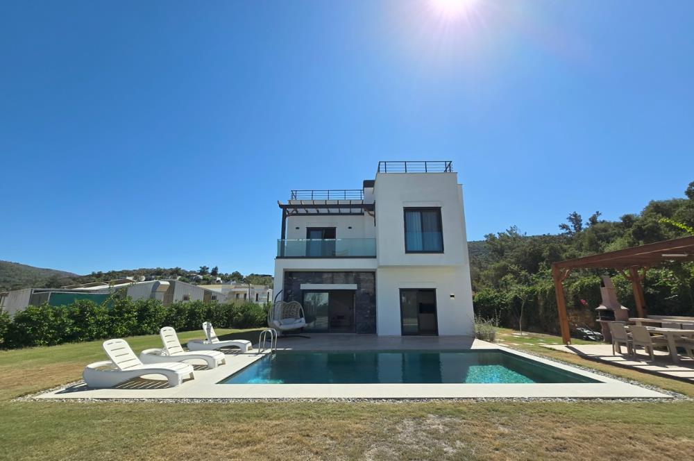 Denize yürüme mesafesinde Ormana cepheli 1.000m2 müstakil arsa içinde Deniz manzaralı 5+1 Villa