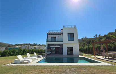 Denize yürüme mesafesinde Ormana cepheli 1.000m2 müstakil arsa içinde Deniz manzaralı 5+1 Villa