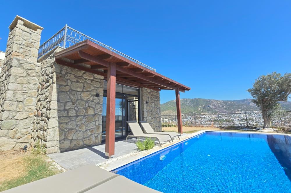 Ortakentte Satılık Deniz Manzaralı Özel Havuzlu Tam Müstakil 4+1 Villa