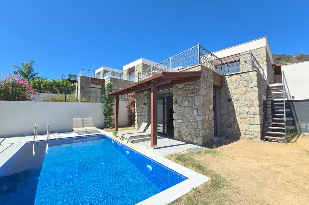 Ortakentte Satılık Deniz Manzaralı Özel Havuzlu Tam Müstakil 4+1 Villa