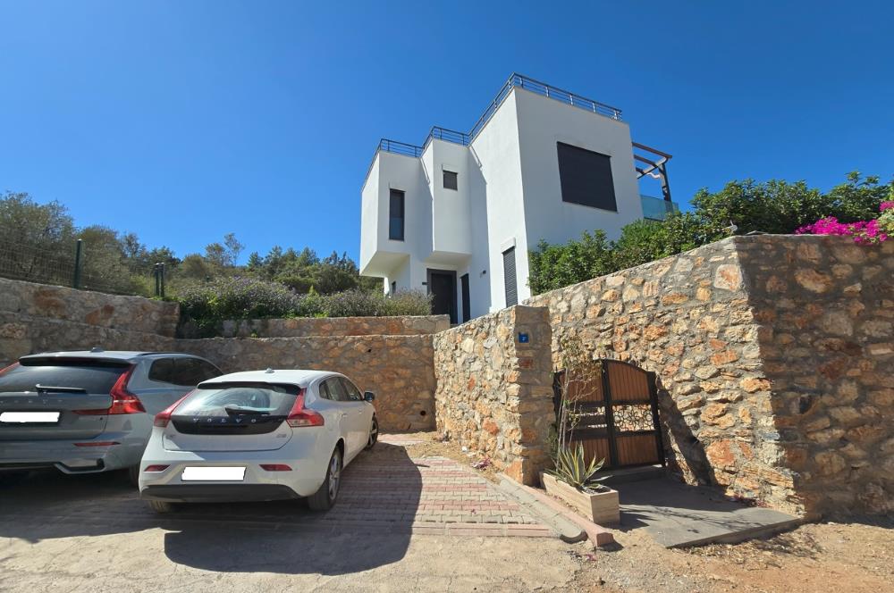 Denize yürüme mesafesinde Ormana cepheli 1.000m2 müstakil arsa içinde Deniz manzaralı 5+1 Villa