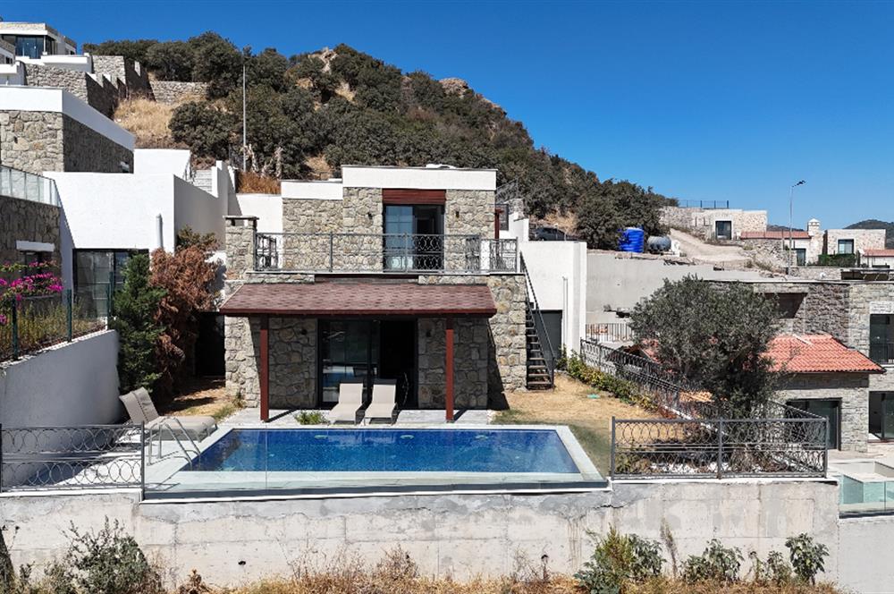 Ortakentte Satılık Deniz Manzaralı Özel Havuzlu Tam Müstakil 4+1 Villa