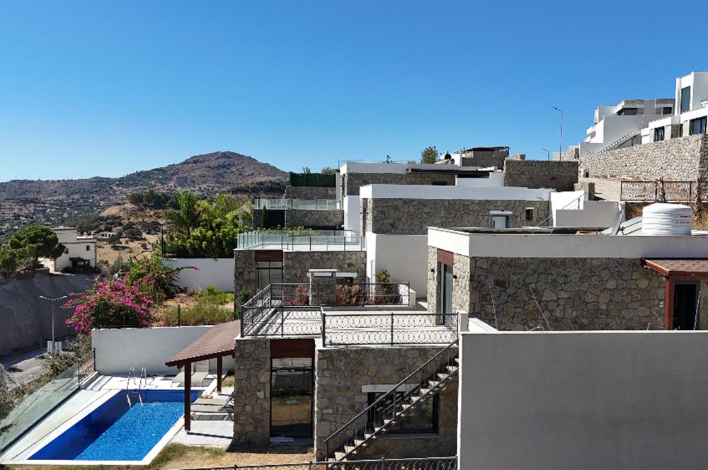 Ortakentte Satılık Deniz Manzaralı Özel Havuzlu Tam Müstakil 4+1 Villa