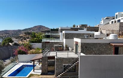 Ortakentte Satılık Deniz Manzaralı Özel Havuzlu Tam Müstakil 4+1 Villa