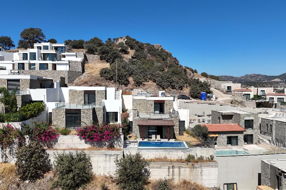 Ortakentte Satılık Deniz Manzaralı Özel Havuzlu Tam Müstakil 4+1 Villa