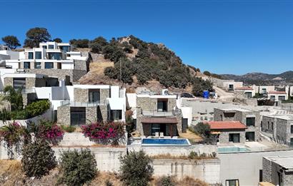 Ortakentte Satılık Deniz Manzaralı Özel Havuzlu Tam Müstakil 4+1 Villa