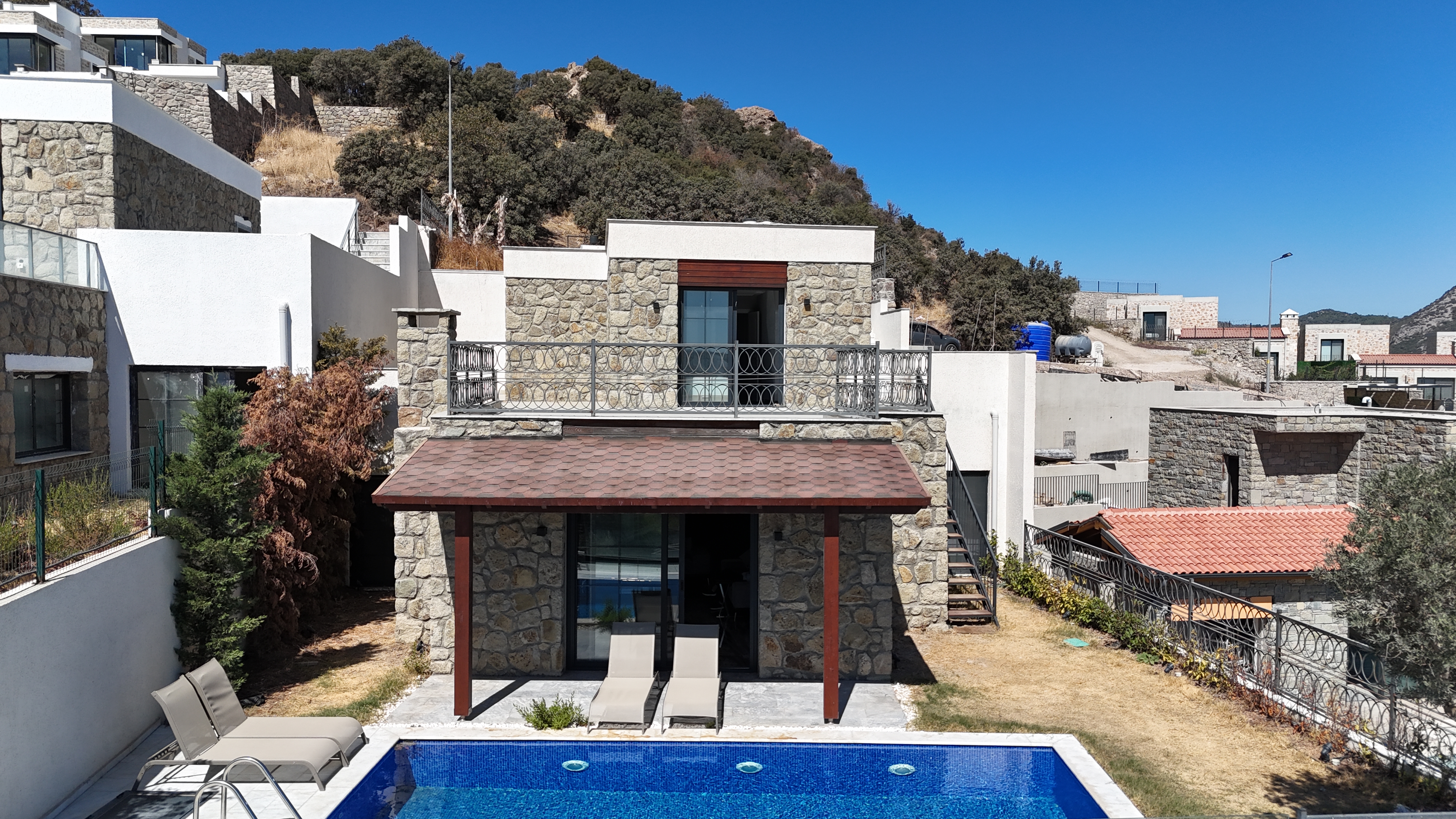 Ortakentte Satılık Deniz Manzaralı Özel Havuzlu Tam Müstakil 4+1 Villa