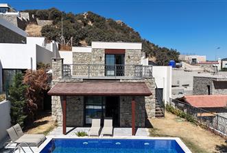 Ortakentte Satılık Deniz Manzaralı Özel Havuzlu Tam Müstakil 4+1 Villa