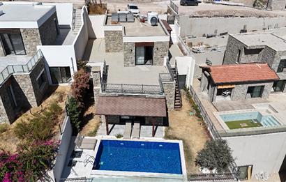 Ortakentte Satılık Deniz Manzaralı Özel Havuzlu Tam Müstakil 4+1 Villa