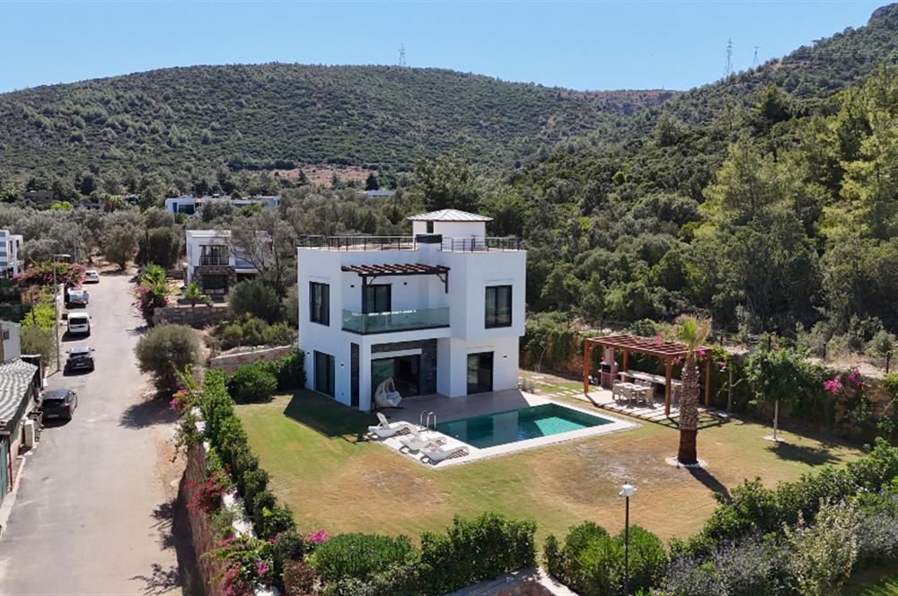 Denize yürüme mesafesinde Ormana cepheli 1.000m2 müstakil arsa içinde Deniz manzaralı 5+1 Villa