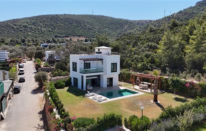 Denize yürüme mesafesinde Ormana cepheli 1.000m2 müstakil arsa içinde Deniz manzaralı 5+1 Villa