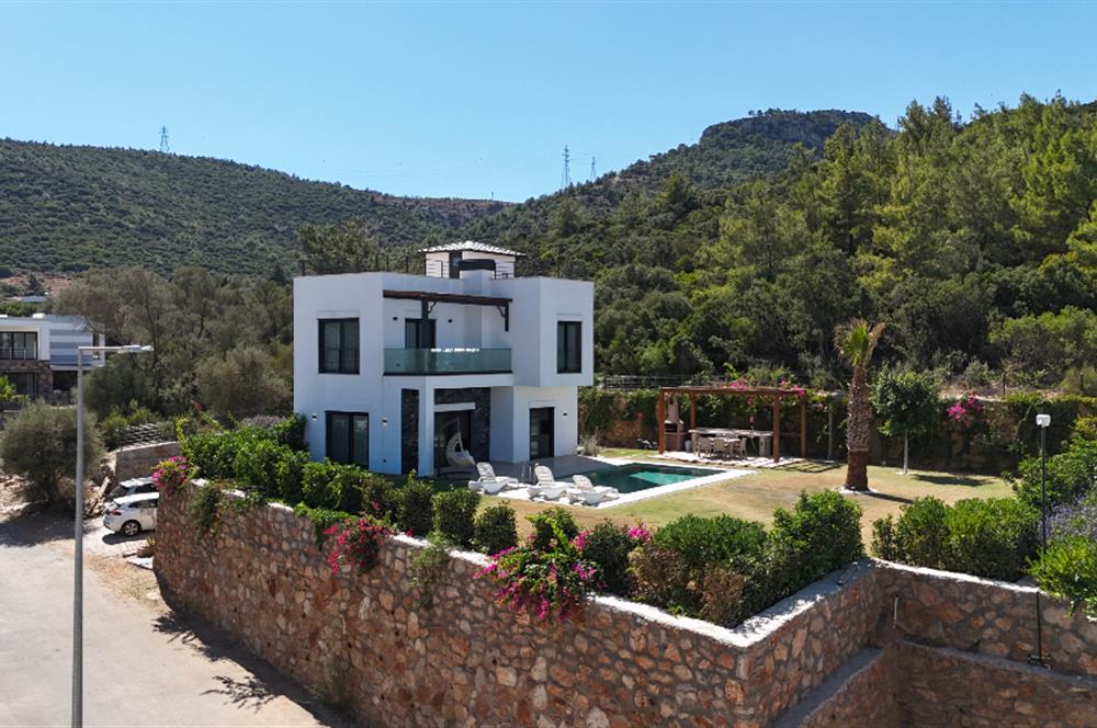 Denize yürüme mesafesinde Ormana cepheli 1.000m2 müstakil arsa içinde Deniz manzaralı 5+1 Villa