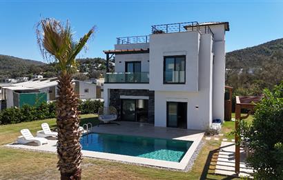 Denize yürüme mesafesinde Ormana cepheli 1.000m2 müstakil arsa içinde Deniz manzaralı 5+1 Villa