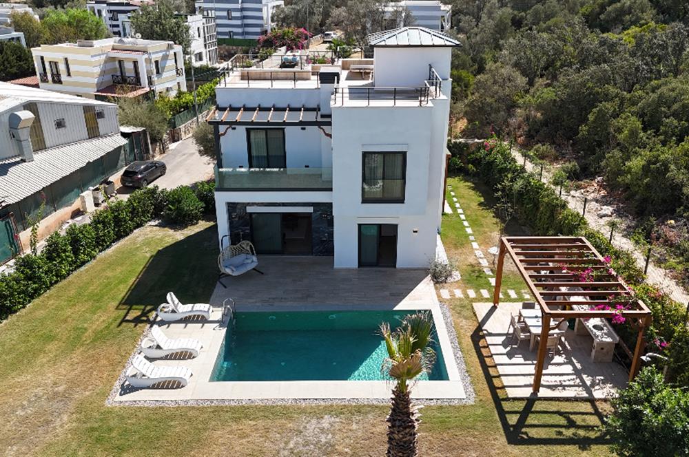 Denize yürüme mesafesinde Ormana cepheli 1.000m2 müstakil arsa içinde Deniz manzaralı 5+1 Villa